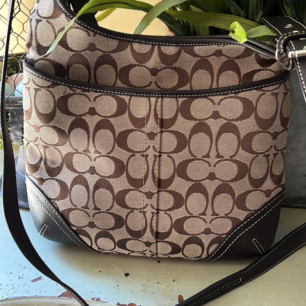 Authentic Coach crossbody bag with logo. - Picture 2 of 8